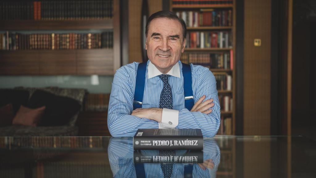 Pedro J. Ramírez posa con su nuevo libro.
