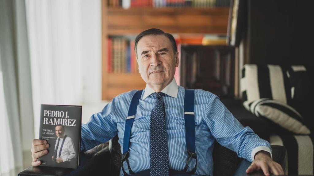 Pedro J. Ramírez frente a su biblioteca