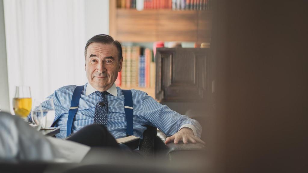 Pedro J. Ramírez, junto a un té frío en su domicilio.