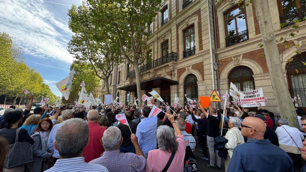 Manifestación en Madrid por la supresión de paradas de AVE en Sanabria AV