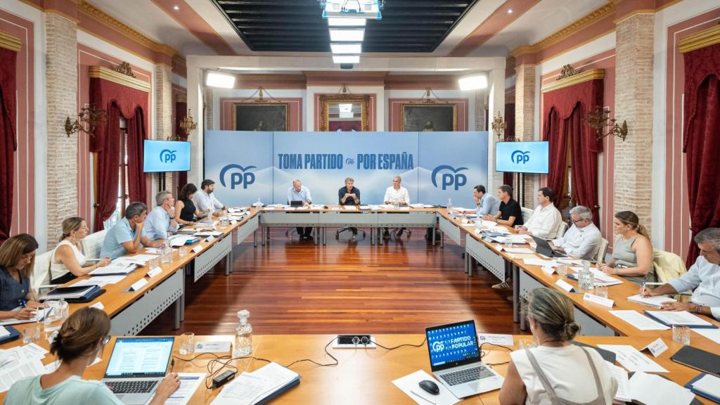 Los presidentes autonómicos, este sábado, durante la reunión con el presidente del Partido Popular.