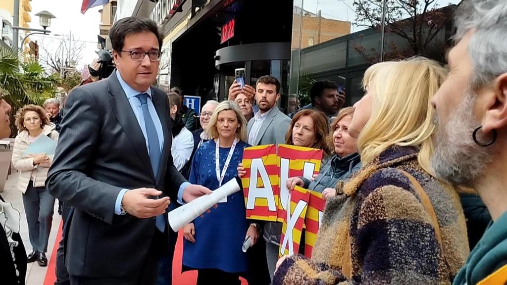 El ministro Óscar López conversa con unos interinos. EP