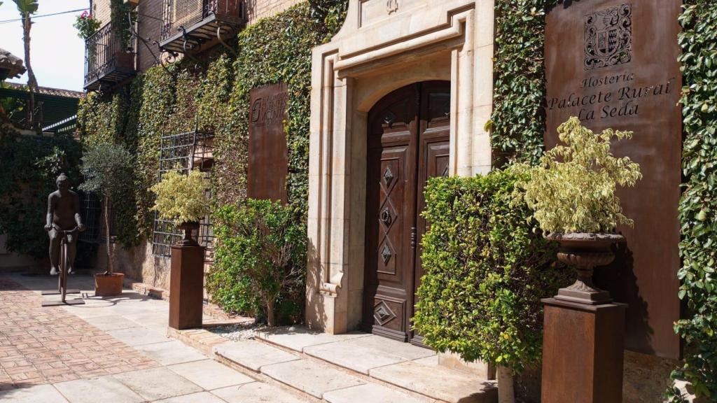 Unas esculturas dan la bienvenida al visitante al Palacete de la Seda.
