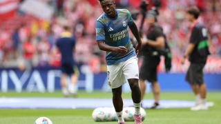 Vinicius, en el calentamiento del derbi.