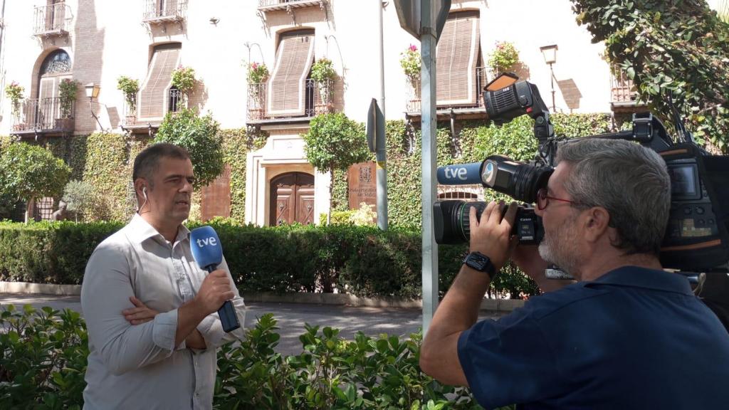 José Alfonso Pérez, periodista de TVE, este sábado, haciendo un directo sobre la cumbre popular.