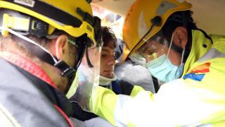 Trabajadores sanitarios atendiendo a una persona durante un simulacro. Imagen de recurso.