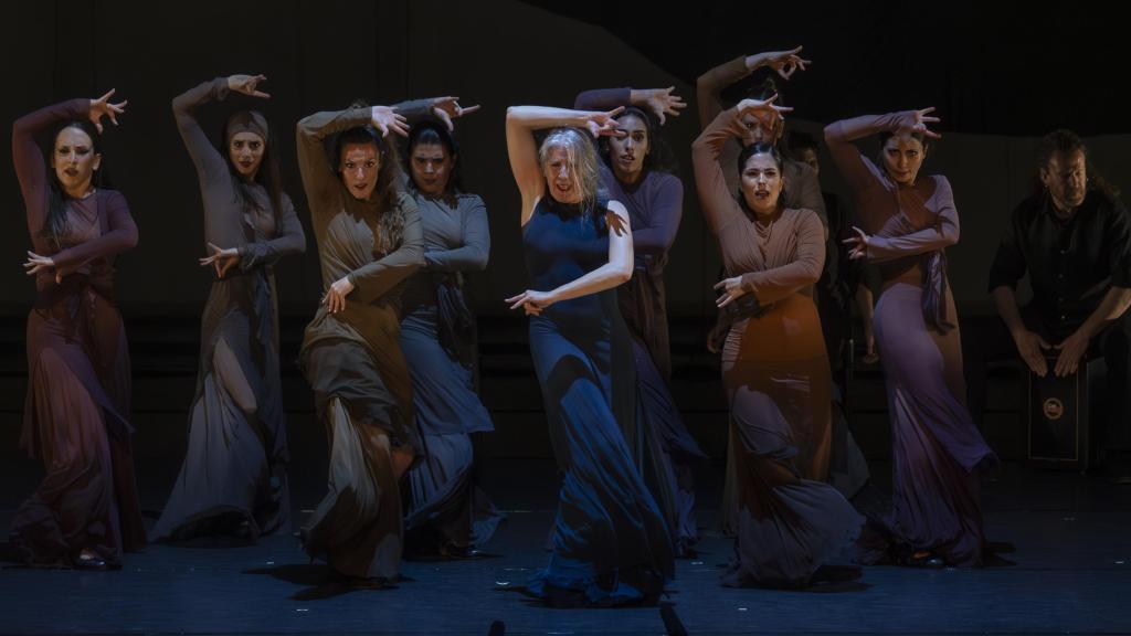 María Pagés y algunas de las integrantes de su compañía en un momento de 'De Scheherezade'. Foto: Mikel Ponce
