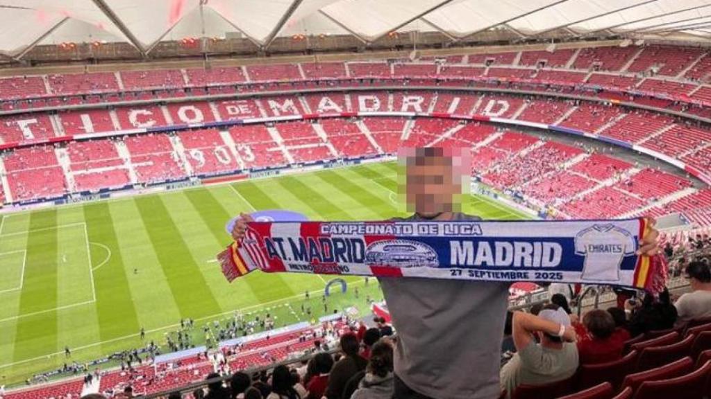 Shaul Shcherbatov, el soldado del Ejército israelí, en la grada del Metropolitano durante el derbi Atlético de Madrid - Real Madrid.