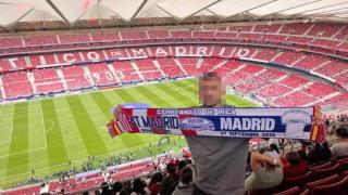 Shaul Shcherbatov, el soldado del Ejército israelí, en la grada del Metropolitano durante el derbi Atlético de Madrid - Real Madrid.