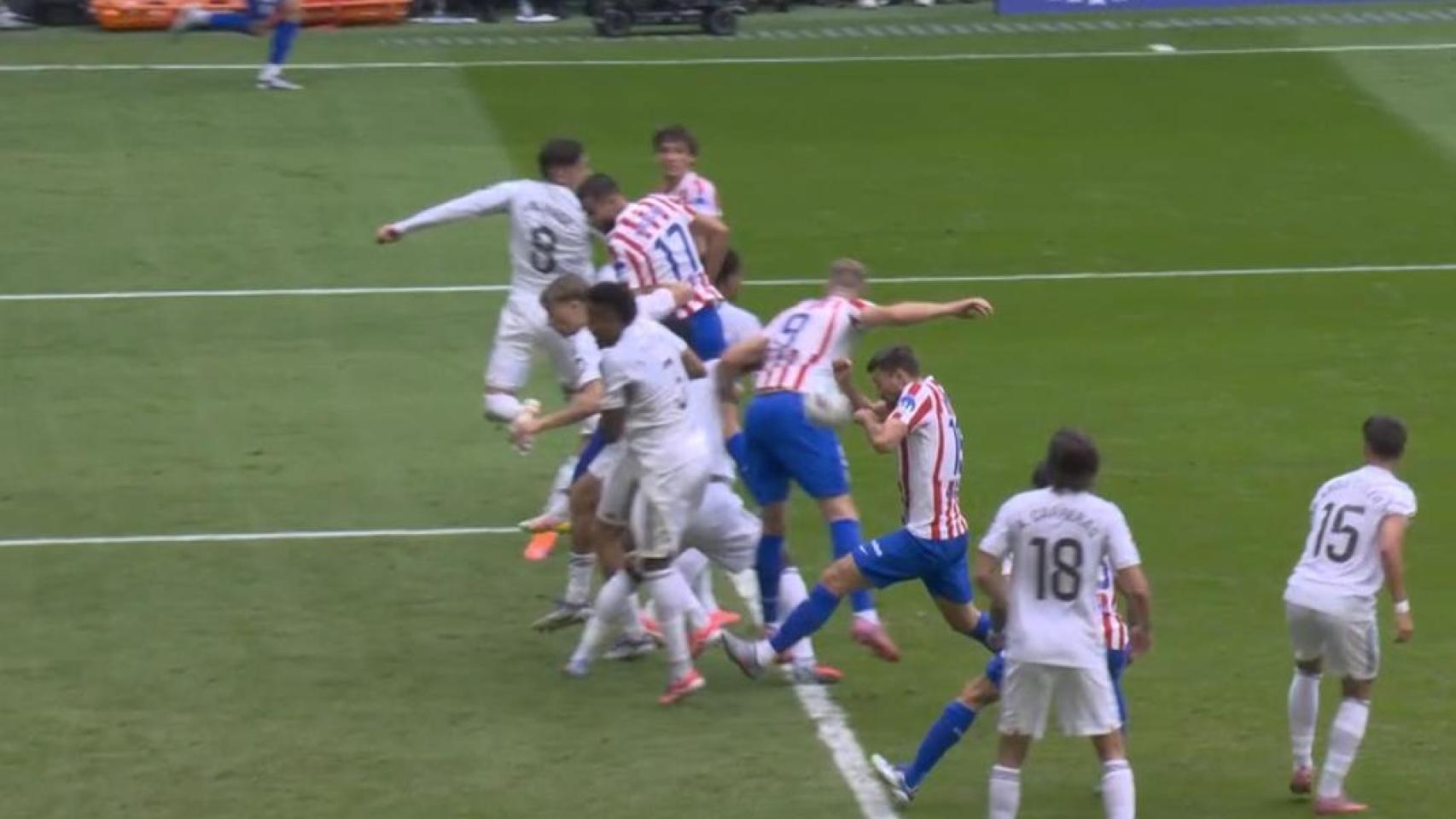 Momento de la mano de Lenglet.