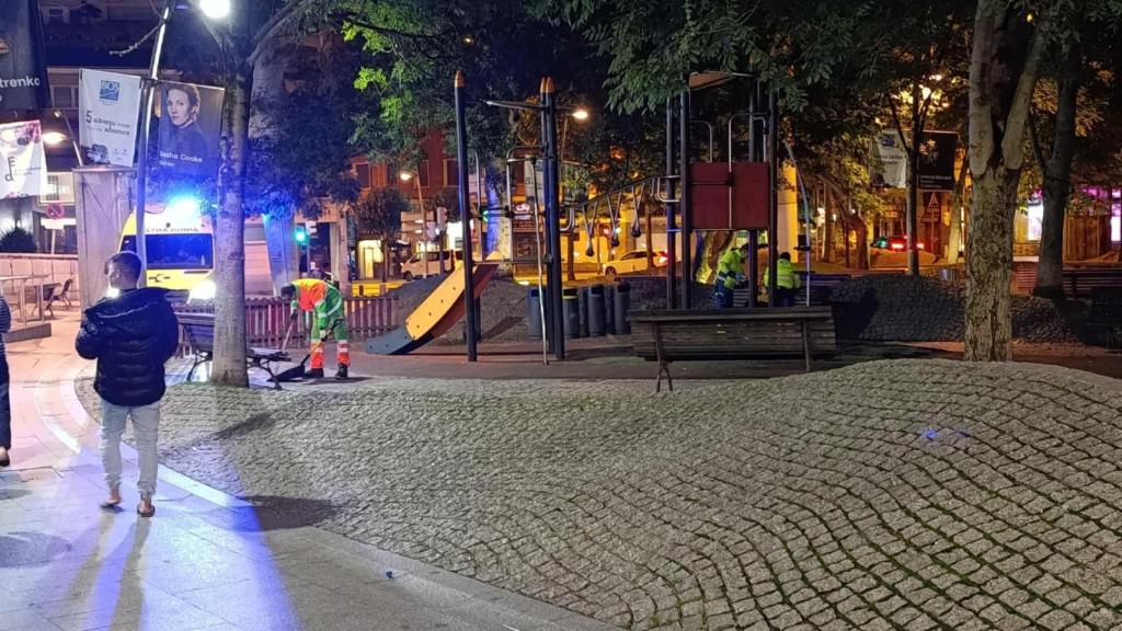 Una ambulancia atiende a una persona que vive en la calle, este jueves, en Bilbao.