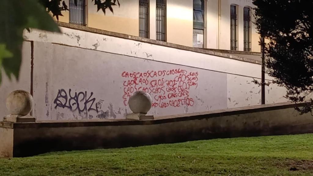 Una pintada en una plaza del barrio de Solokoetxe (Bilbao) donde suelen reunirse por la noche algunas bandas de jóvenes criminales.