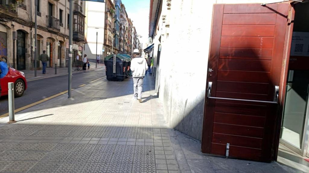 Una persona de origen subsahariano pasea por la calle de San Francisco, en el casco antiguo de Bilbao.