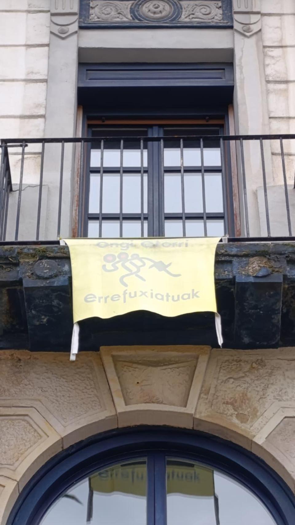 Una pancarta en el barrio de San Francisco que reivindica los derechas de las personas refugiadas.