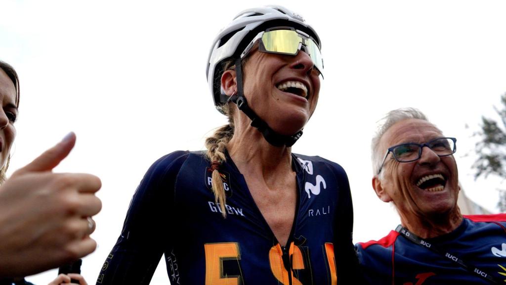 Mavi García celebra su bronce en el Mundial de ciclismo.