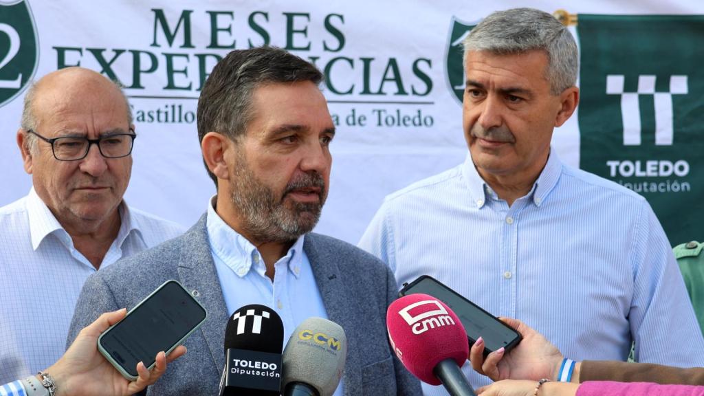 Joaquín Romera atendiendo a los medios de comunicación.