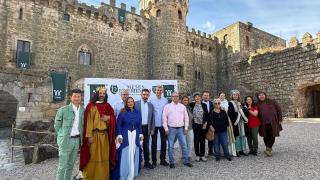 Representantes de la Diputación de Toledo junto al elenco de actores en el castillo de Escalona.