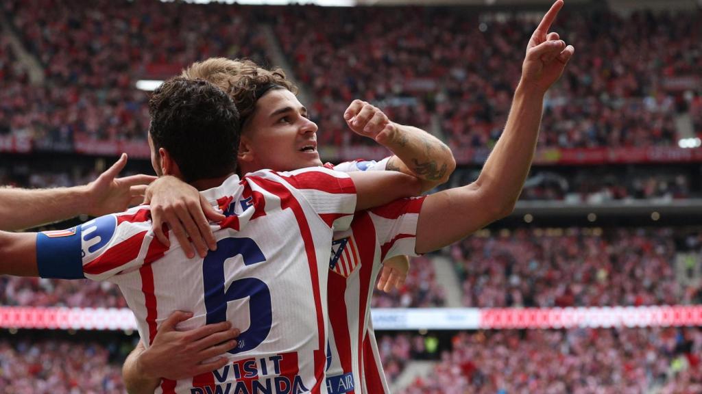 Julián Álvarez se abraza con Koke tras su gol de penalti al Real Madrid