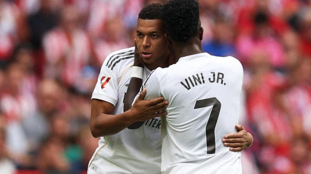 Mbappé y Vinicius se abrazan tras el gol del francés en el derbi.