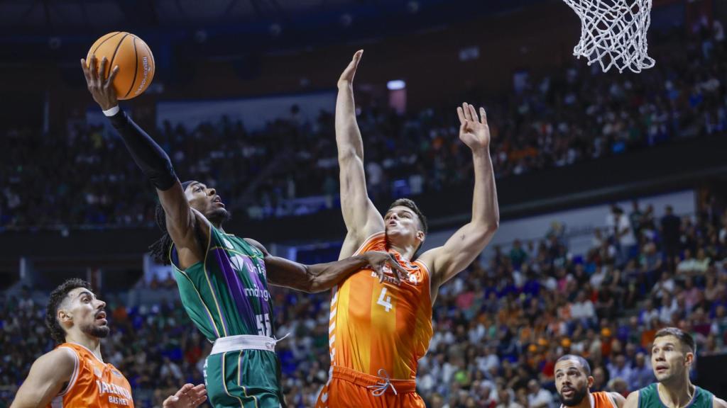 Un lance del partido entre Unicaja y Valencia Basket.