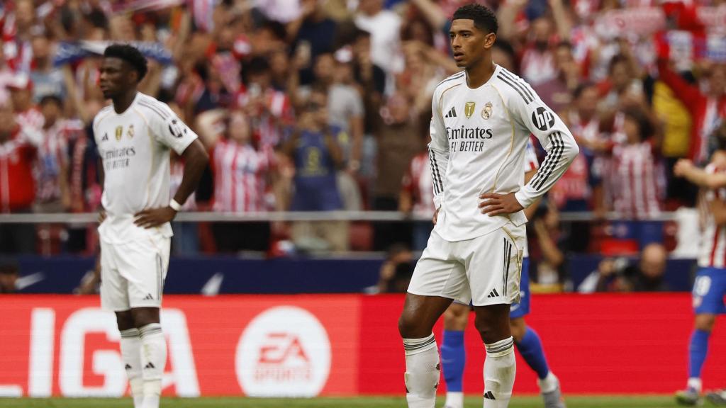 Bellingham y Tchouaméni, con los brazos en jarra tras un gol del Atlético.