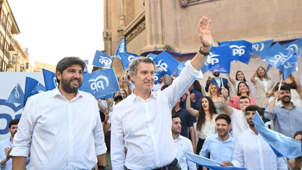 López Miras y Núñez Feijóo, el 11 de junio, en un acto del Partido Popular en Murcia.