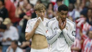 Bellingham y Huijsen se lamentan en la derrota del Real Madrid ante el Atlético.