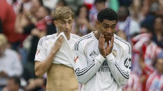 Bellingham y Huijsen se lamentan en la derrota del Real Madrid ante el Atlético.