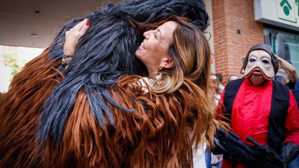 Chueca, abrazada a Chewbacca.