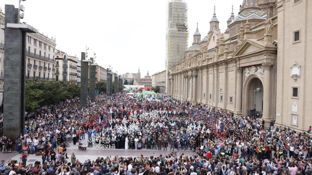La plaza del Pilar, hasta la bandera por el desfile.
