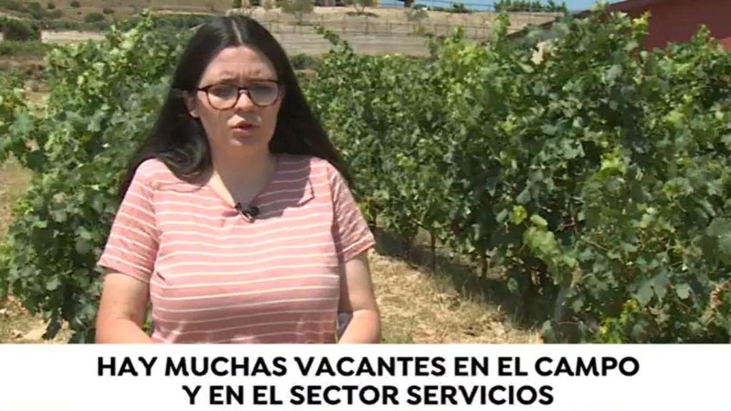 La joven expone la situación en el campo.