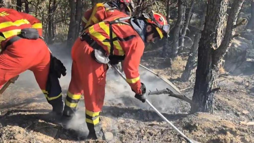 Efectivos de la UME trabajando en la zona del incendio.