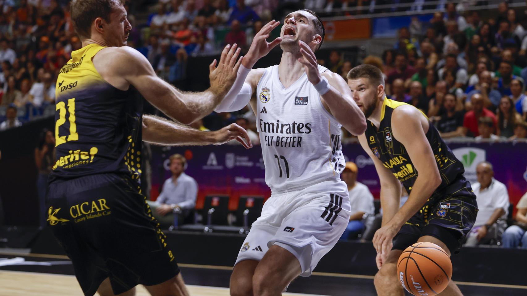 Mario Hezonja, ante Abromaitis en la Supercopa.