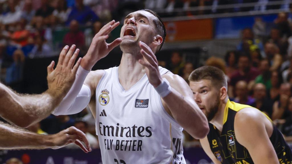 Mario Hezonja, ante Abromaitis en la Supercopa.