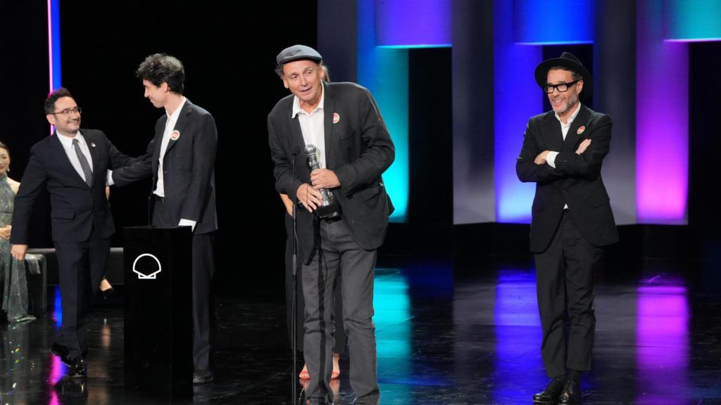 El director José Luis Guerín recibe el Premio Especial del Jurado por la película 'Historias del buen valle'. Foto: Unanue ( Europa Press)
