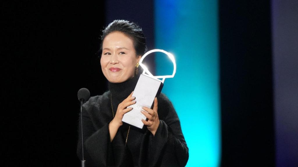 La actriz Zhao Xiaohong recibe el Premio a la Mejor Interpretación Protagonista por la película 'Her heart beats in its cage'. Foto: Unanue / Europa Press