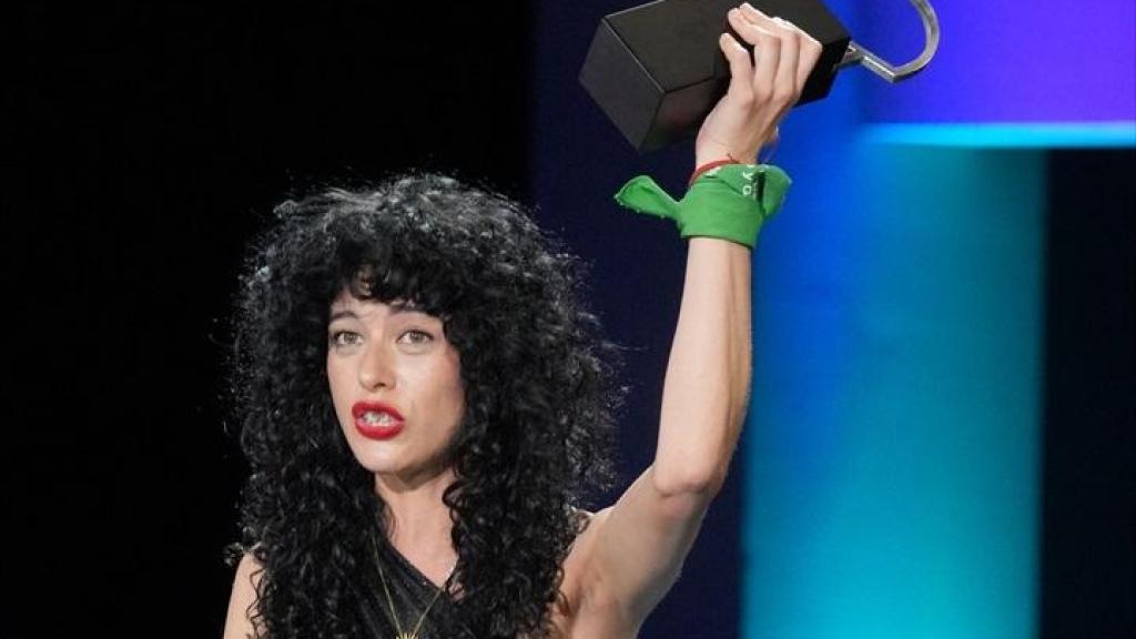 La actriz Camila Plaate recibe el Premio a la Mejor Interpretación de Reparto por la película 'Belén', durante la gala de clausura del Festival de San Sebastián. Foto: Unanue / Europa Press