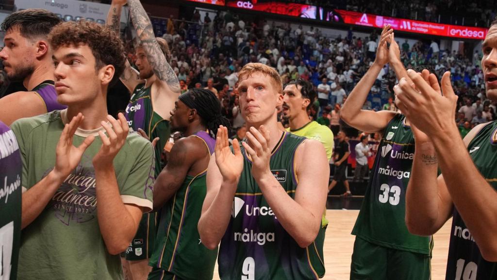 Los jugadores del Unicaja saludan a su afición tras caer contra Valencia Basket en la semifinal de la Supercopa.