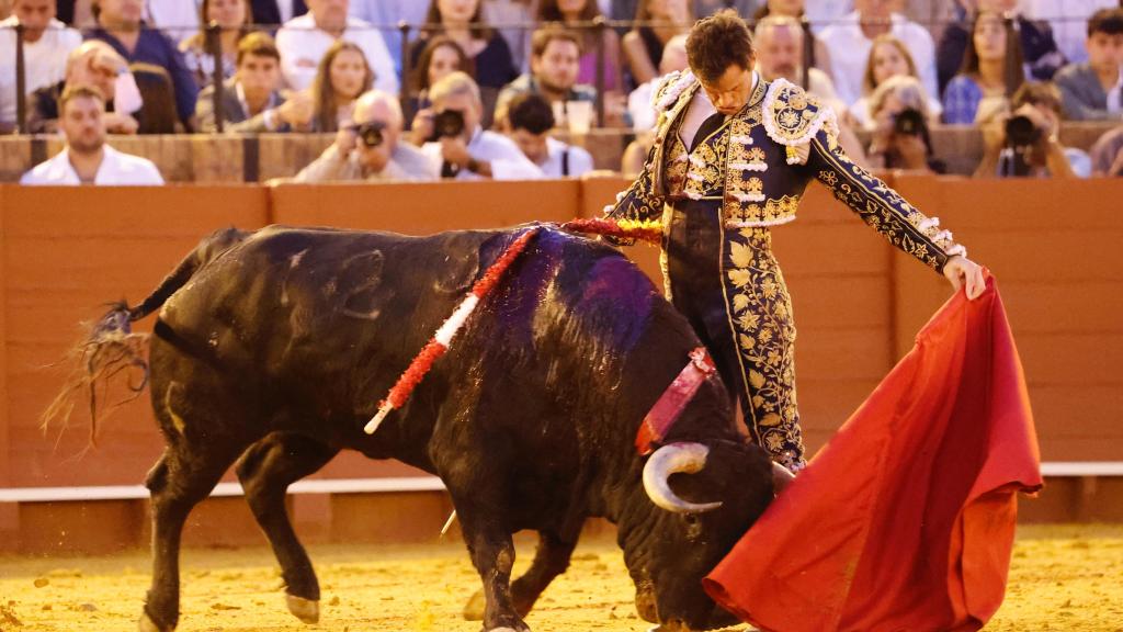 Daniel Luque torea al natural en Sevilla.