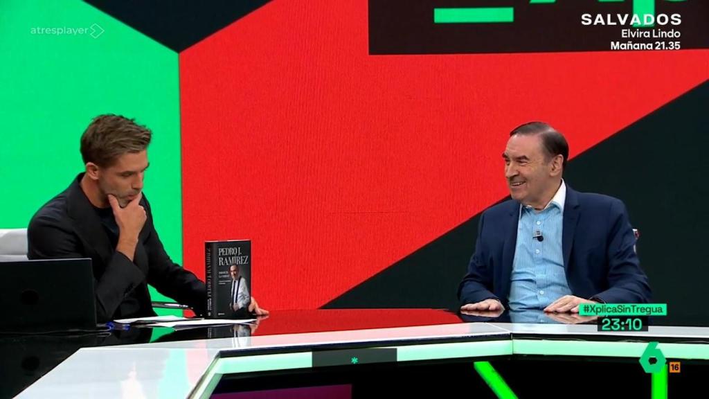 El director de EL ESPAÑOL, Pedro J. Ramírez, y el periodista José Yélamo.