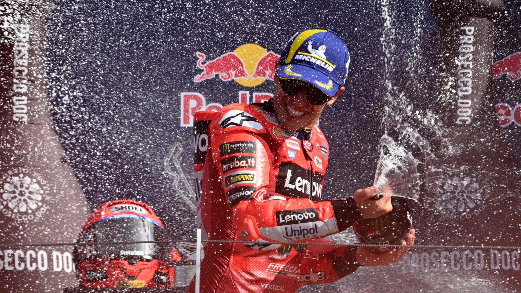 Marc Márquez celebrando en el podio en Motegi
