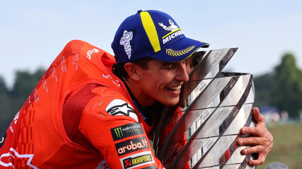 Marc Márquez junto a su trofeo de campeón del mundo en Motegi.