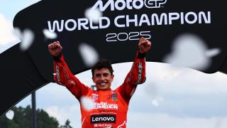 Marc Márquez celebra su campeonato del mundo de MotoGP.