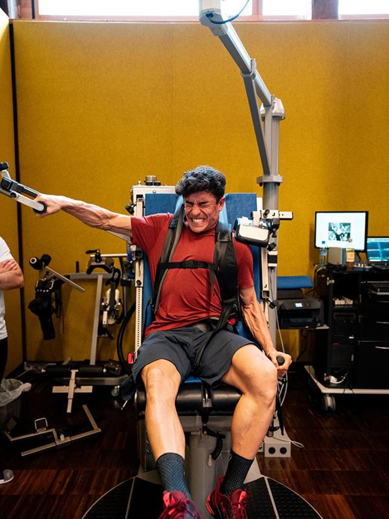 Marc Márquez, durante una sesión de rehabilitación en su brazo derecho.