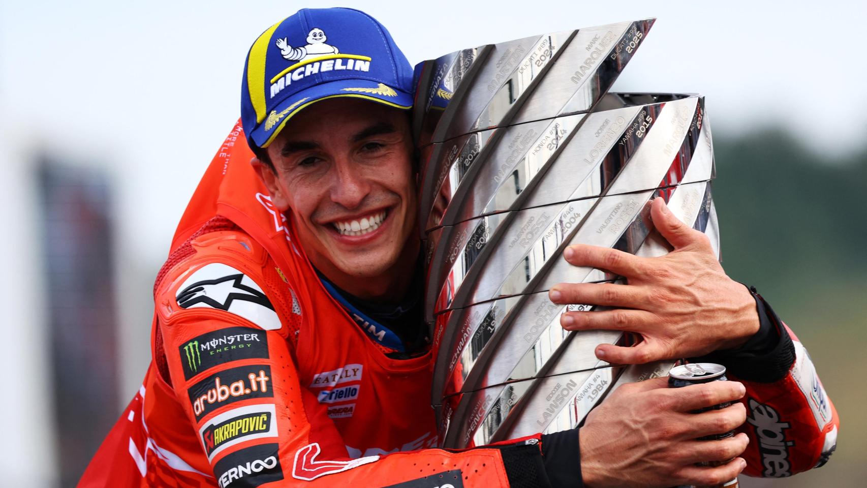 Marc Márquez abraza la Torre de los Campeones de MotoGP, en el circuito de Motegi.