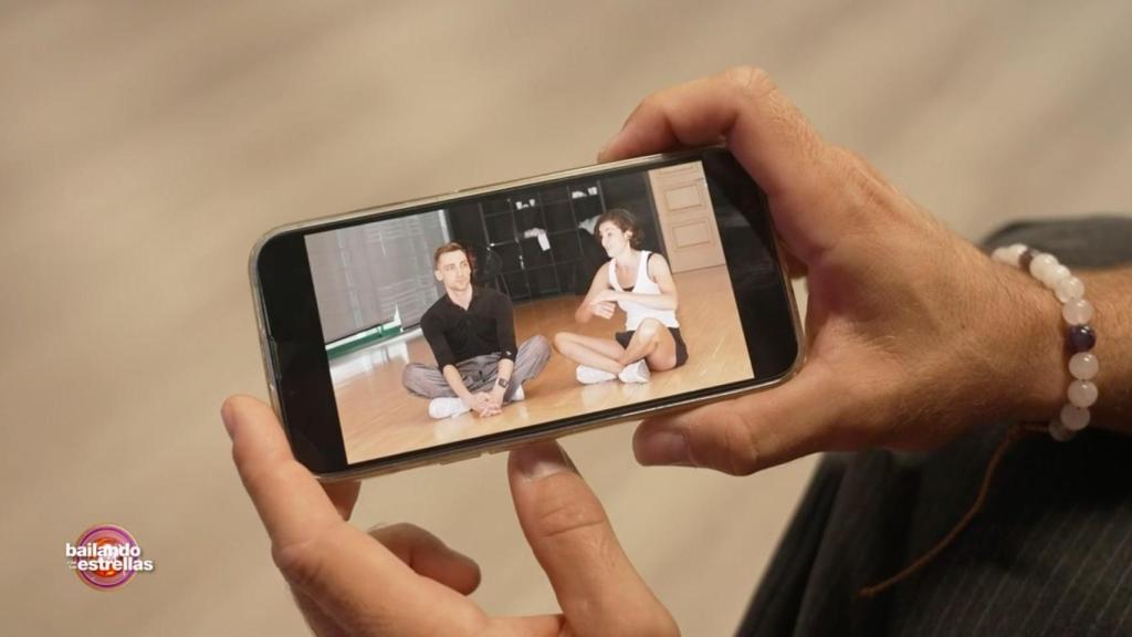 Álvaro Cuenca mostrando el ensayo de Blanca Romero a Anabel Pantoja en 'Bailando con las estrellas'.