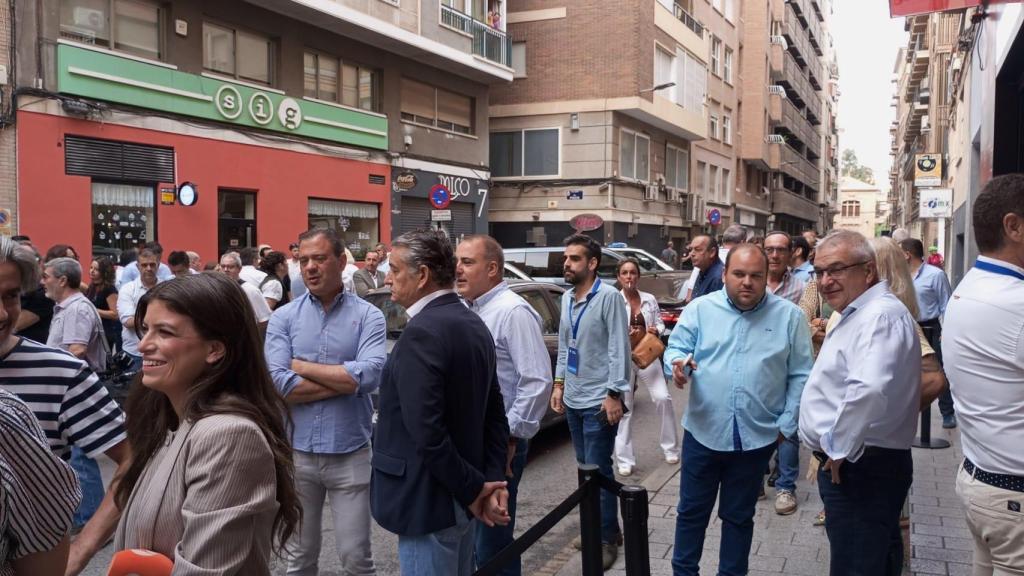 El portavoz del Gobierno de la Región de Murcia y consejero de Presidencia, Marcos Ortuño, este domingo, en la puerta del Teatro Circo con otros militantes populares, a la espera de la llegada de Alberto Núñez Feijóo.