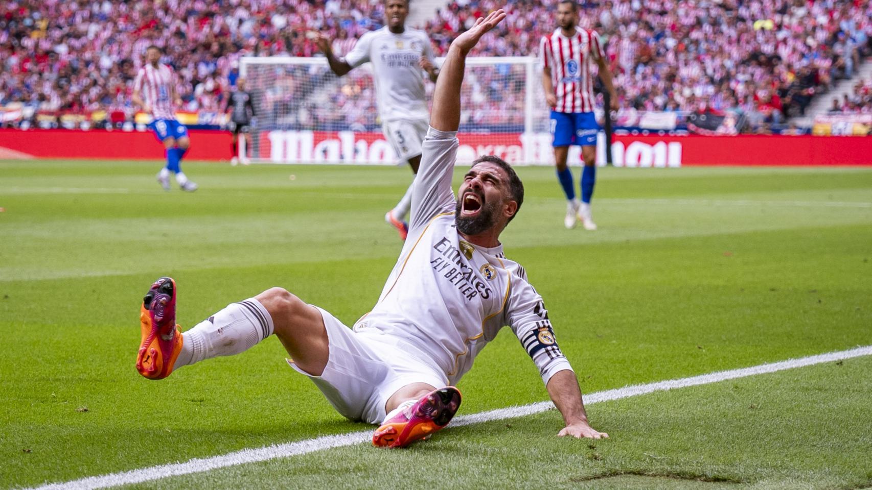 Carvajal se duele tras la entrada de Nico en el derbi.