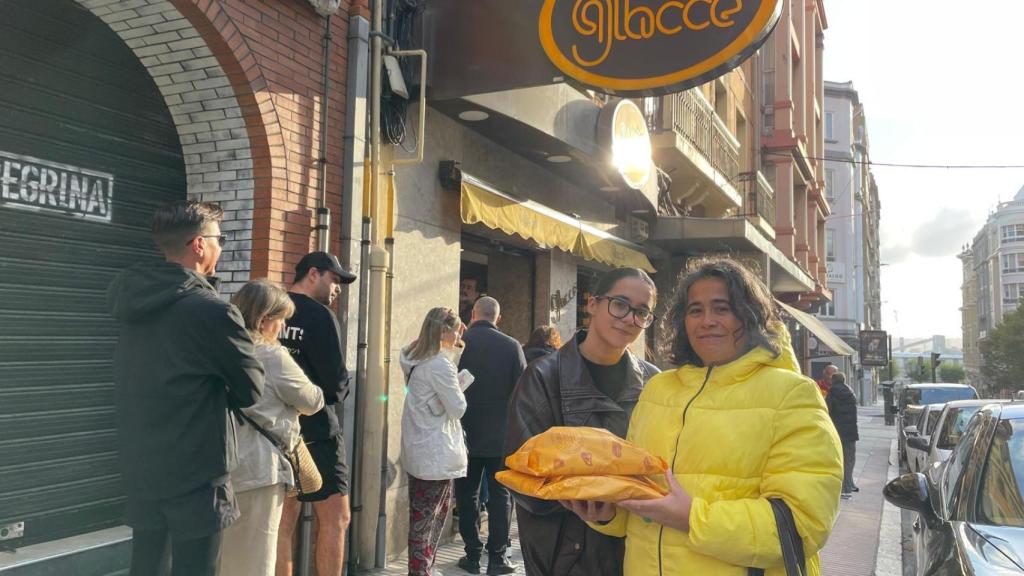 María y su hija en la cola del último día de la confitería Glaccé en A Coruña