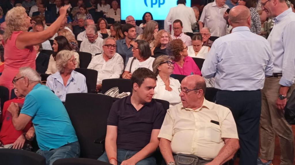 El público asistente al mitin ha llenado el Teatro Circo de Murcia.